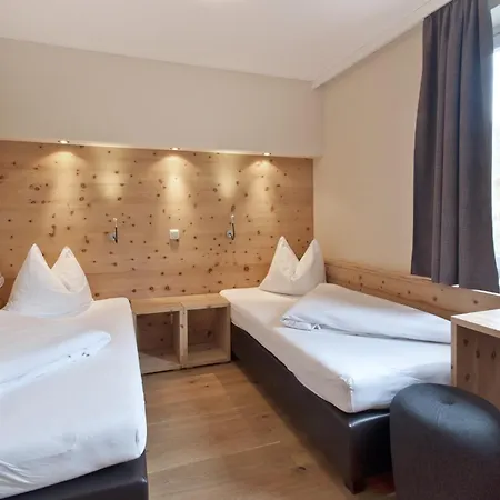 Pop-up Living Zell Am ホテル 4*
