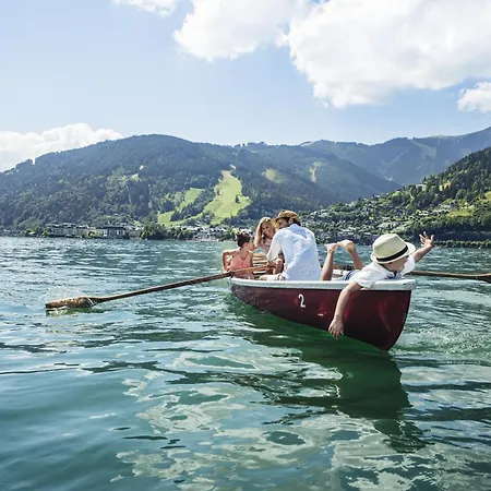 Pop-up Living Zell Am فندق