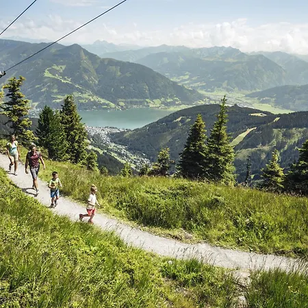 Pop-up Living Zell Am Hotell 4*